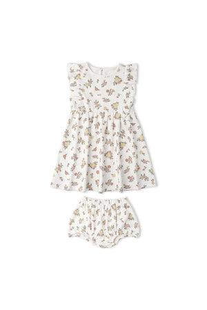 Lightly patterned with delicate flowers, this organic cotton flutter dress set features a sleeveless dress with ruffled sleeves and matching bloomers, perfect for a baby girls wardrobe.