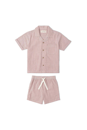 A coral-striped shirt and shorts set for children, made from lightweight organic cotton. The short-sleeved shirt features a pocket, while the shorts have a comfortable drawstring waist.