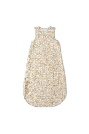 A floral-patterned wearable blanket in soft, breathable muslin, made from 100% organic cotton. Ideal for cozy bedtime snuggles, this blanket ensures comfort without overheating for little ones.