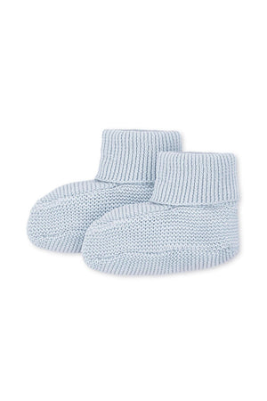Pale blue organic cotton baby booties feature a ribbed cuff and soft knit texture, ideal for keeping little feet warm.