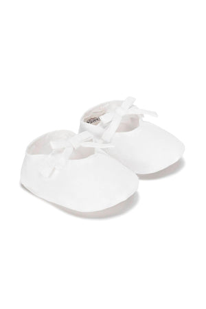 White linen baby shoes with a decorative bow and soft design, perfect for infants aged 0-12 months.