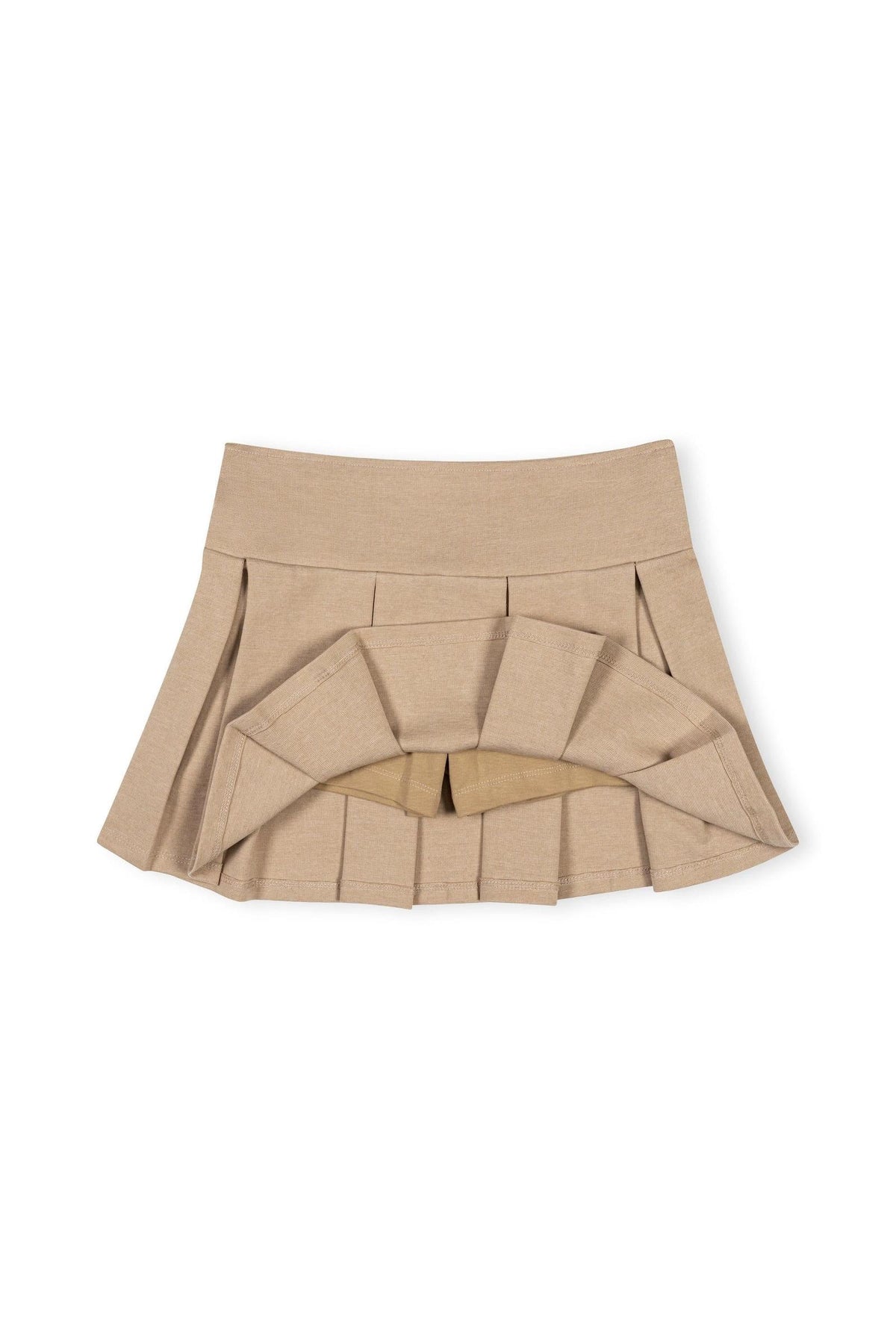 A camel-colored pleated skort made from organic cotton features a soft jersey inner short for comfort. Ideal for toddlers and girls, it combines classic schoolgirl style with sustainable materials.