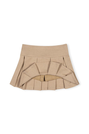 A camel-colored pleated skort made from organic cotton features a soft jersey inner short for comfort. Ideal for toddlers and girls, it combines classic schoolgirl style with sustainable materials.
