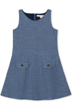 A classic chambray jumper in soft blue, featuring a V-neckline and two front pockets with wooden buttons. Made from 100% organic cotton, it’s perfect for toddlers and girls.