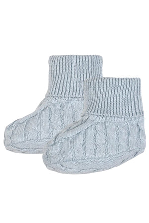 Pale blue organic cotton baby booties feature a cozy cable knit design with ribbed trim. Ideal for newborns, these soft booties provide comfort and warmth for little feet.