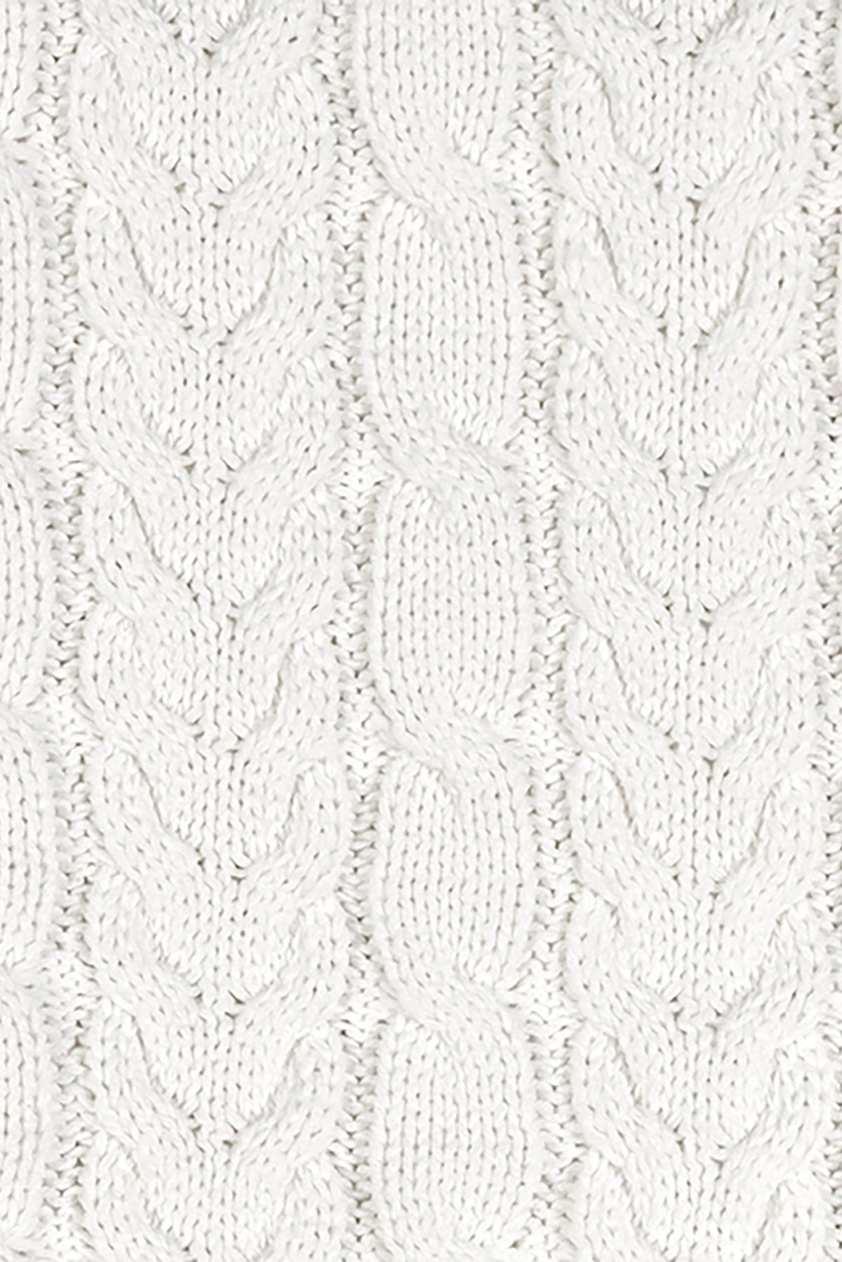 Close-up of a soft white organic cotton cable knit pattern, showcasing a chunky texture. This cozy fabric is ideal for baby blankets and other sustainable textile products.
