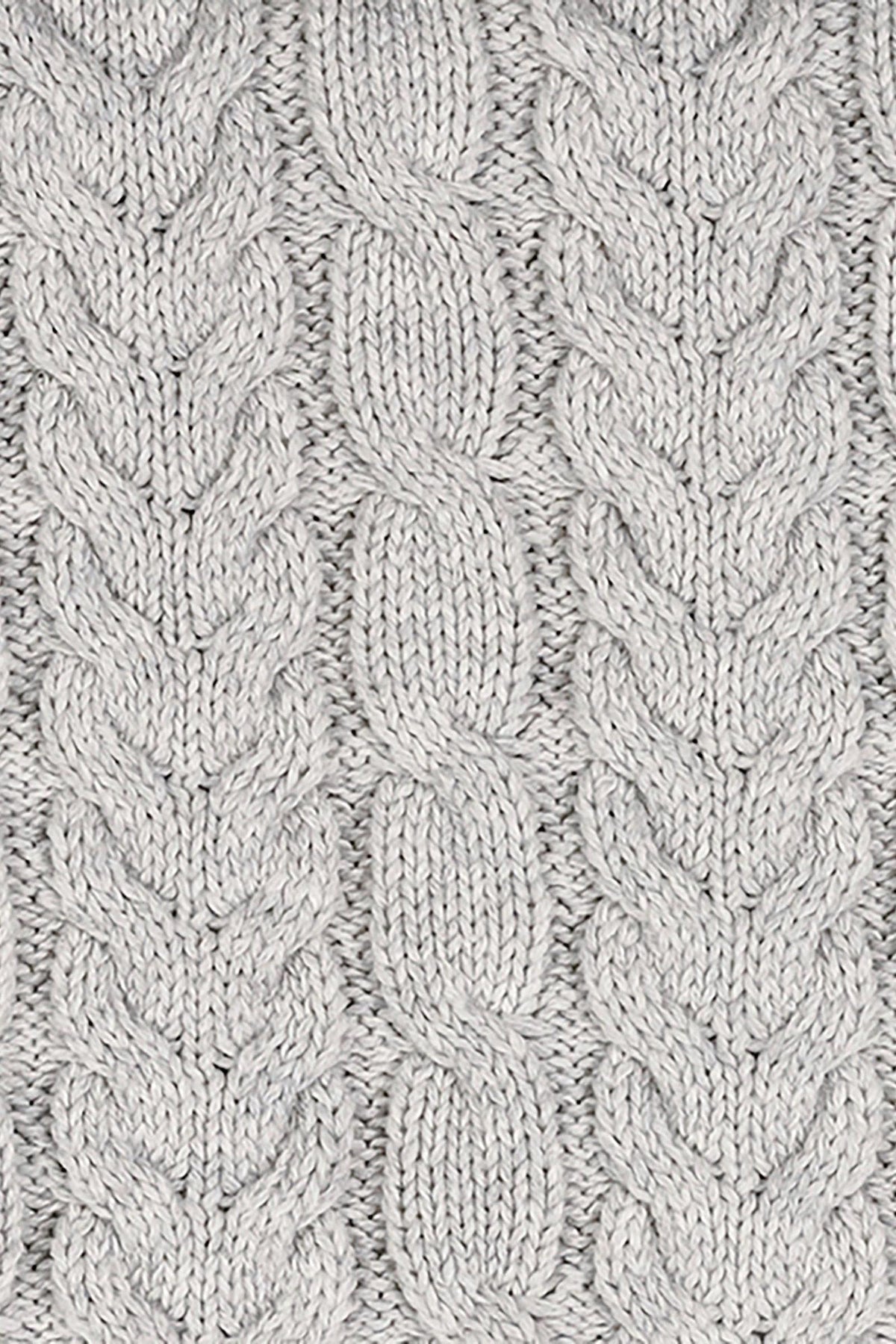 Close-up of a light gray organic cotton cable knit pattern, featuring chunky braids and a soft texture, perfect for cozy baby blankets and sustainable family products.