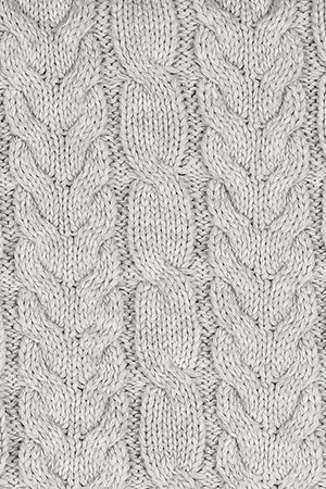 Close-up of a light gray organic cotton cable knit pattern, featuring chunky braids and a soft texture, perfect for cozy baby blankets and sustainable family products.