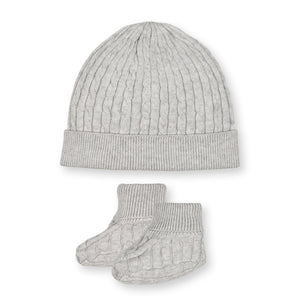 Light gray organic cotton beanie and booties set featuring a classic cable knit design. This soft, breathable accessory set is perfect for keeping little ones cozy and stylish.