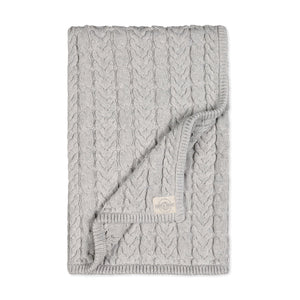 Light gray organic cotton cable knit blanket featuring a textured pattern. Soft and cozy, this blanket is perfect for baby cuddles and tummy time, showcasing sustainable craftsmanship.