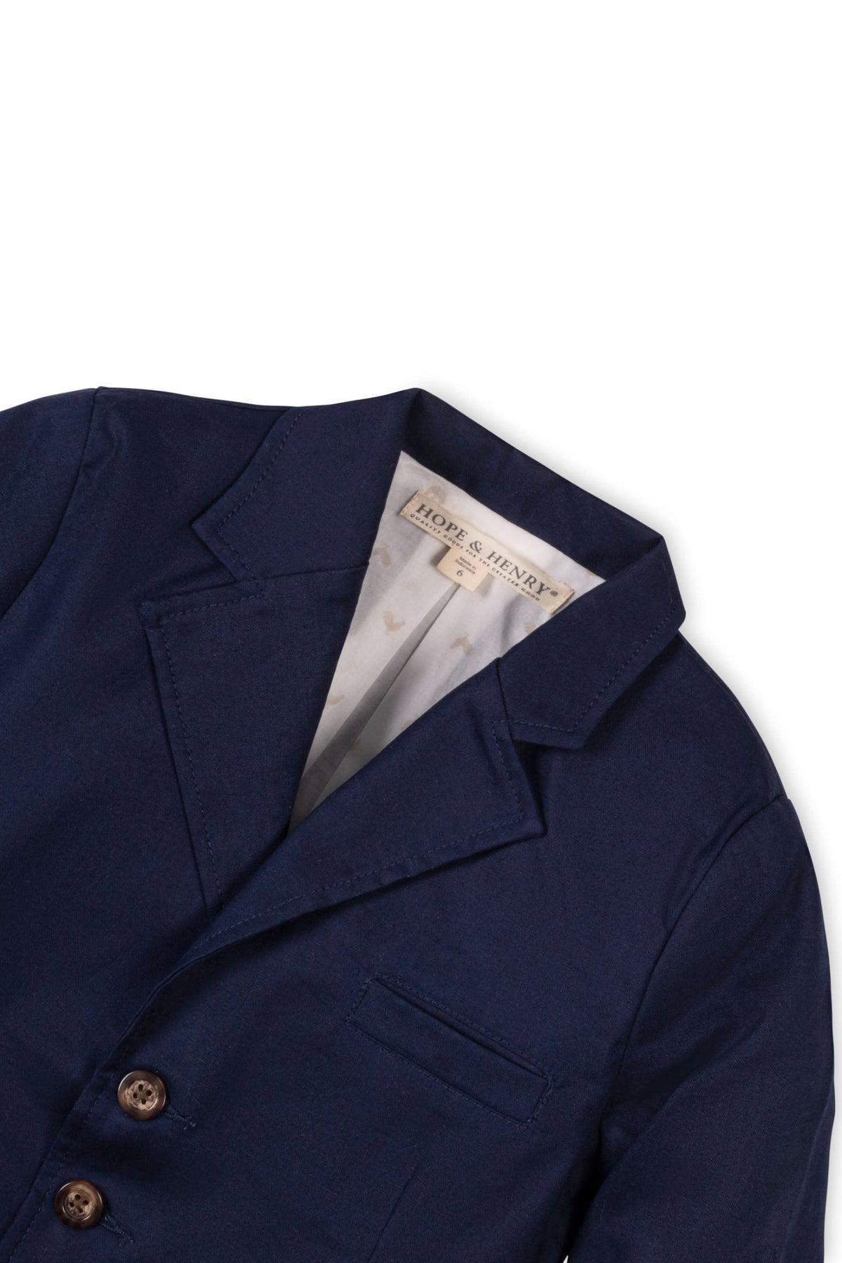 Navy linen suit jacket with a notch collar, faux tortoiseshell buttons, and a welt pocket, designed for boys.