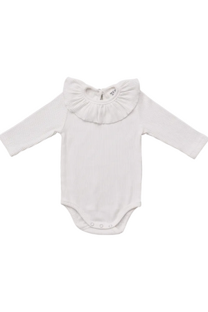 White ribbed cotton bodysuit featuring a ruffled collar and long sleeves. This soft, flexible outfit is perfect for babies, ideal for everyday wear or special occasions.