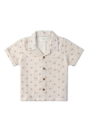 Light beige short-sleeve shirt featuring a charming cross pattern in dark red. Made from organic cotton, this sustainable piece is perfect for children’s summer outings.