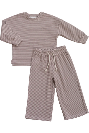 A cozy striped loungewear set featuring a long-sleeve top and matching pants, crafted from soft, breathable organic cotton. Ideal for children, this outfit promotes comfort for everyday wear.