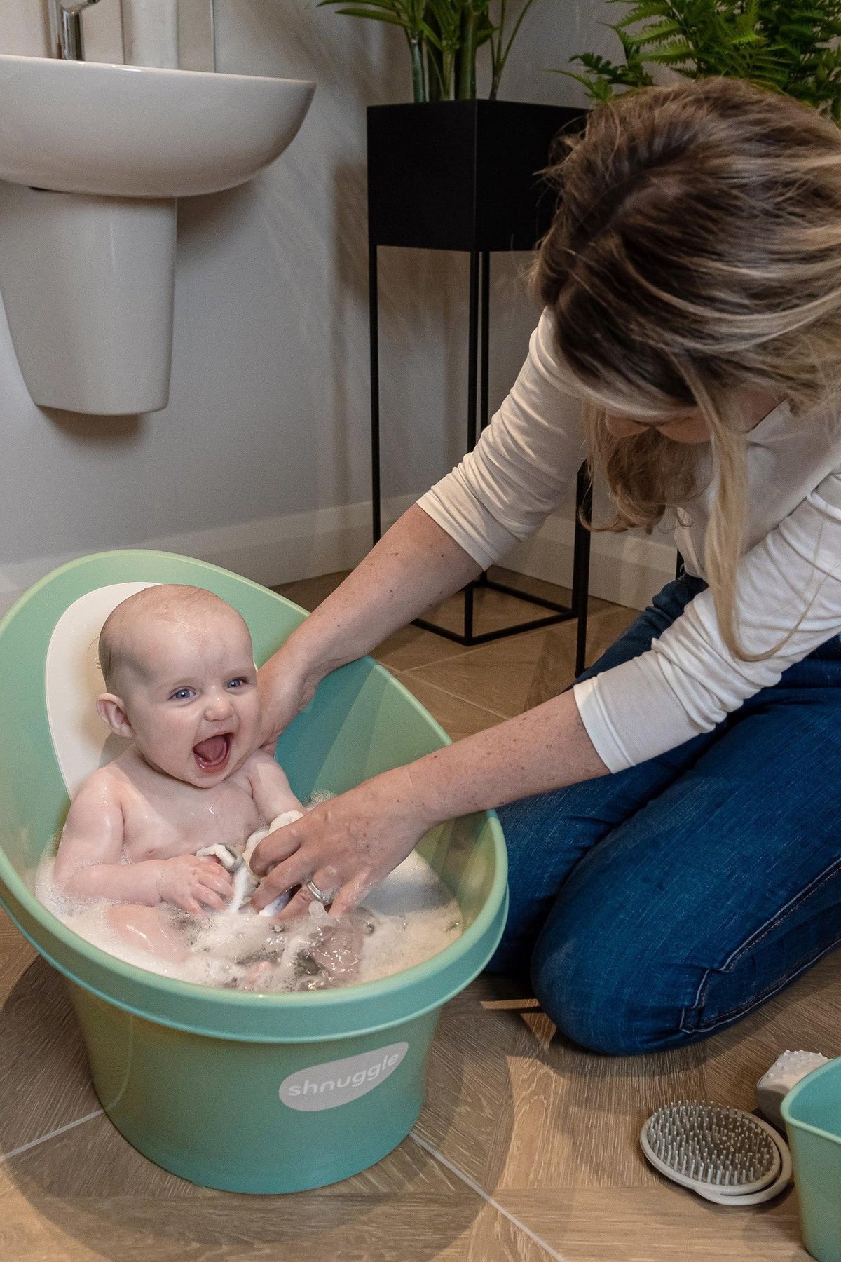 Shnuggle Bath Accessories Bundle - Ellie Scoop, Washy Jug, Boats & Wishy Toy - 4-Piece Set