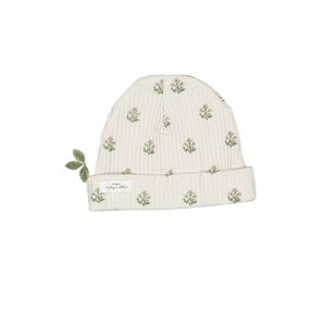 Cream-colored baby hat featuring delicate floral embroidery and a soft ribbed texture. Made from organic cotton, this hat is perfect for little ones to wear comfortably outdoors.