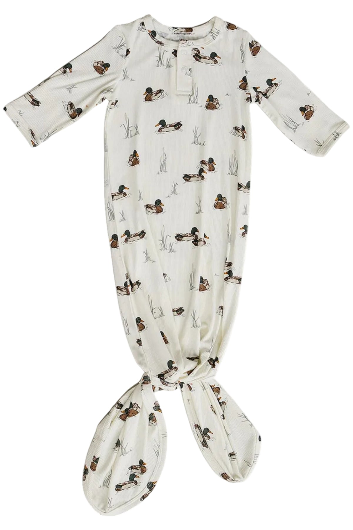 A ribbed bamboo knot gown featuring a playful duck print on a soft cream background. This eco-friendly garment is designed for easy diaper changes and keeps babies comfortable.