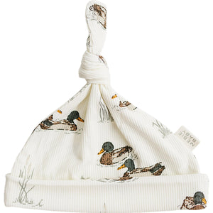 A soft, ribbed bamboo newborn knot hat featuring a charming duck print. This eco-friendly hat provides gentle comfort and warmth for newborns, making it an ideal baby essential.