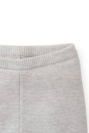 Close-up of the waistband of light gray pants made from soft organic cotton. The texture features a ribbed finish, adding comfort and style for babies.