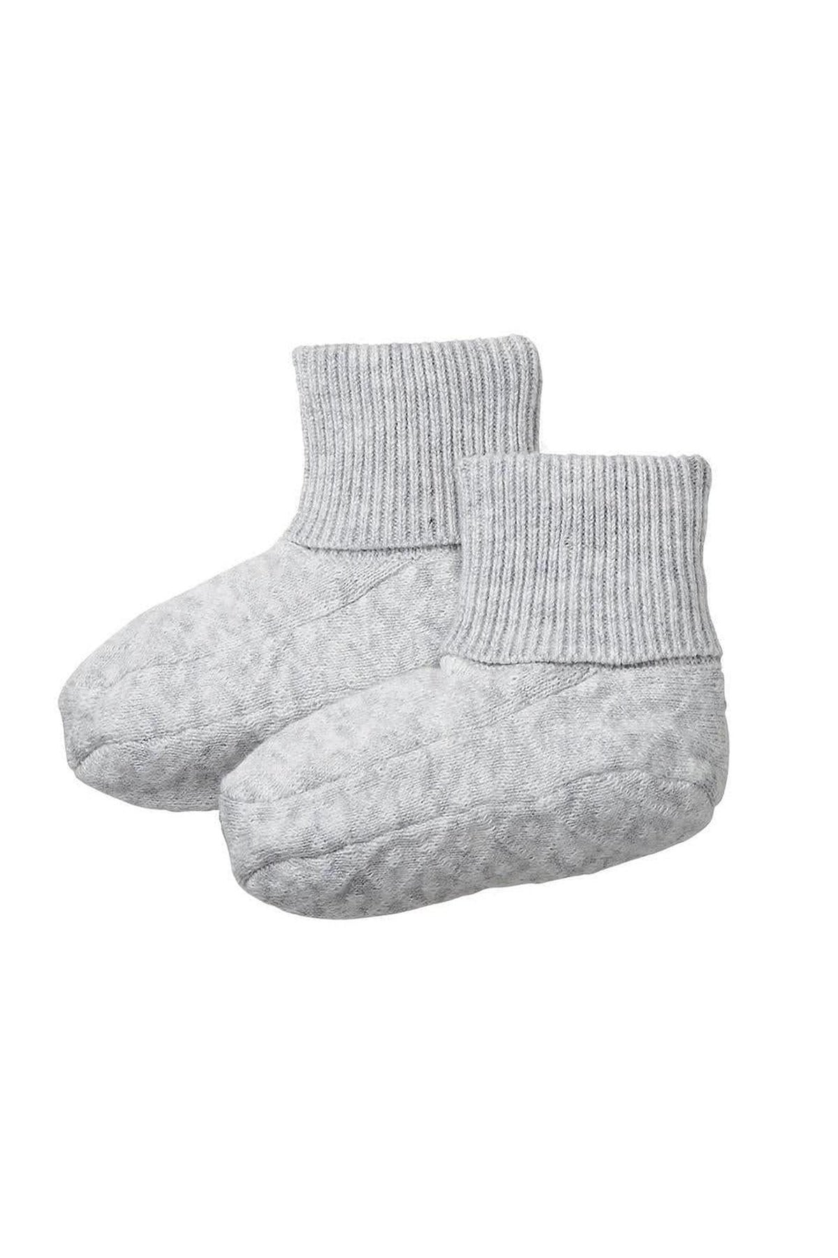 Light gray organic cotton booties feature a jacquard knit design with a cozy ribbed cuff, perfect for keeping little feet warm. Ideal for infants and made from sustainable materials.